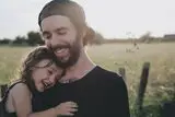 Vater und Tochter lachen