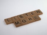 Buchstaben bilden "Listen more"