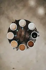 Kaffe in verschiedener Farbe in vielen Tassen