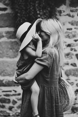 Kind und Mutter umarmen sich 