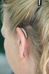 Frau mit Hörgerät 