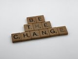 Buchstaben bilden "Be the change"