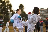 Zwei Kinder betreiben Kampfsport