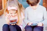 Kinder mit Handy und Tablet 