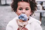 Kind hält Eis in der Hand 