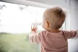 Kind vor dem Fenster 