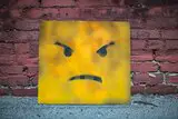Wütendes Gesicht auf Quadrat aufgemalt 
