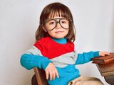 Kind mit Brille und Büchern 