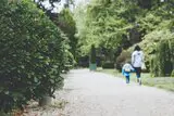 Erwachsene läuft mit Kind im Freien