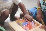 Kinder spielen mit Kreide