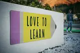 "Love to learn"-Schriftzug