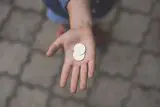 Zwei Münzen auf einer Hand