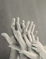 Vier Hände aufeinander