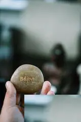 Stein mit Schrifzug "Believe"