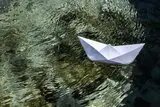 Papierschiff auf dem Wasser