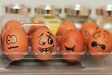 Bemalte Eier mit verschiedenen Gesichtsausdrücken
