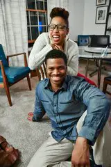 Mann und Frau lachen 