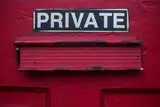 Aufschrift "Private" auf rotem Hintergrund 