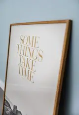 Bilderrahmen mit Schrift "Some things take time"