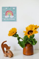 Bild, Blumen im Blumentopf und Holzspielzeug 